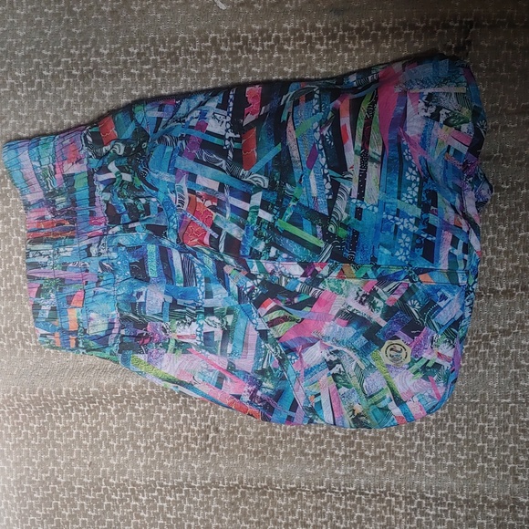 Lululemon Seawheeze 2018 Pattern Tracker Shorts size 8 - Picture 3 of 3